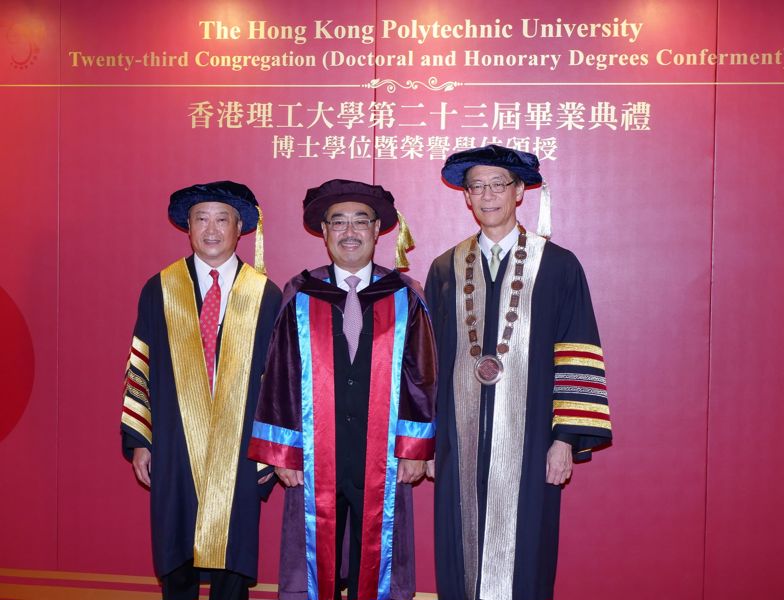 蒙德揚先生獲香港理工大學頒授榮譽工商管理博士。（左起）香港理工大學校董會主席陳子政先生、蒙德揚先生及香港理工大學校長唐偉章教授。